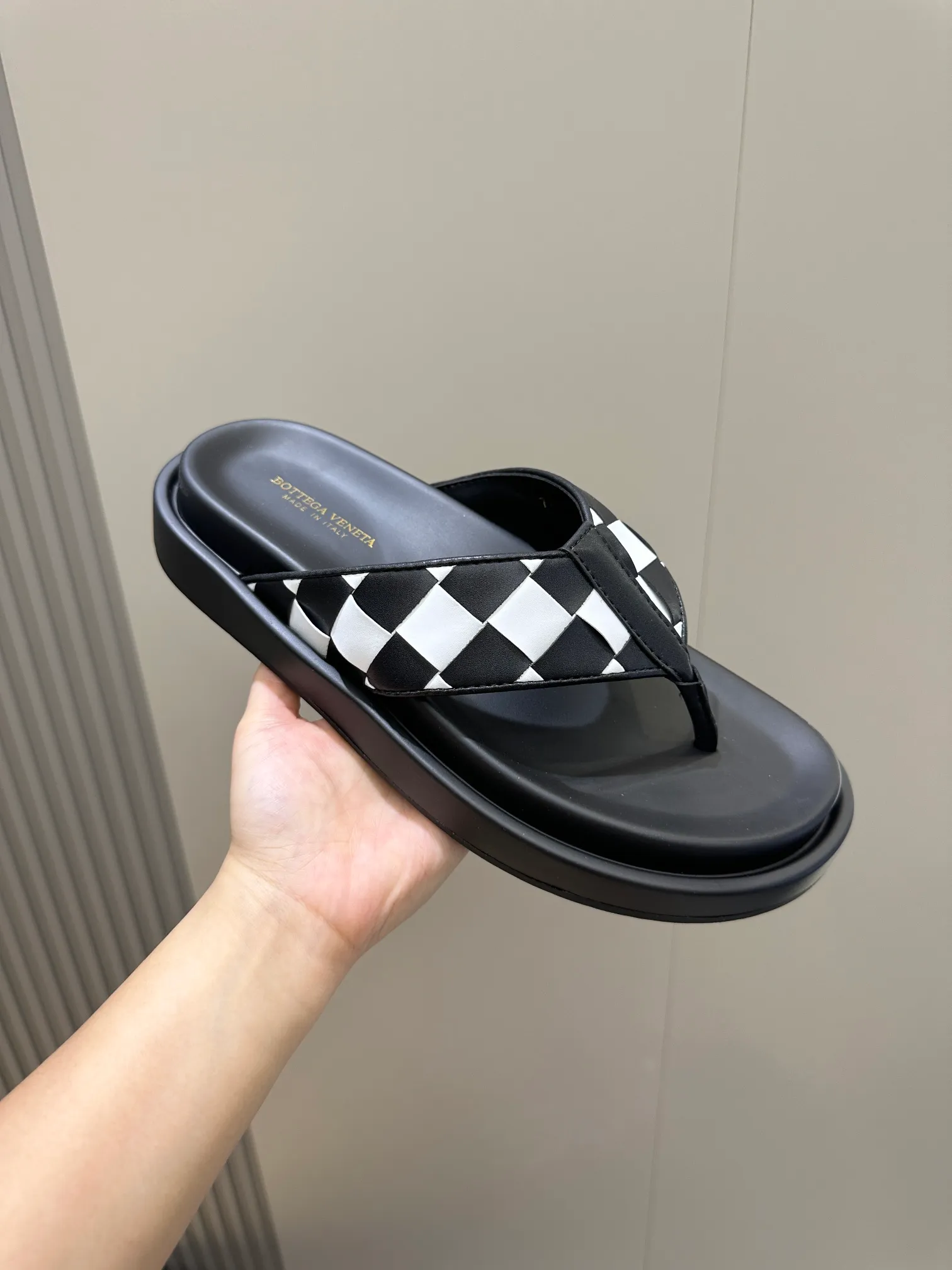 Factory price: 360💰BV hand-woven men's slippers and sandals - suitable for walking. It still emphasizes minimalism and practical wearability, but is full of vivid artistry. Super classic, luxurious and comfortable, imported cowhide + cowhide lining + lightweight outsole Size: 39-44 (customized at 38.45)